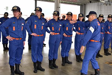 「先輩団員から心構えや敬礼の仕方などを学び」の画像