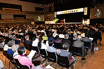 「講演会には1,300人が来場」の画像