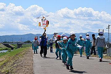 「凧揚げで交流」の画像