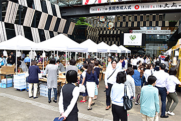 「オープンから買い物客で大にぎわい」の画像