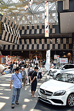 「高級車がずらり」の画像