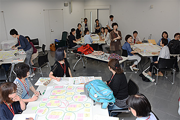 「母子の避難を想定した持ち出し品の選定・詰め込み作業などを学びました」の画像