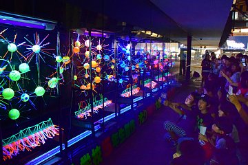 「ブラックライトで光る花火（模型）の展示」の画像
