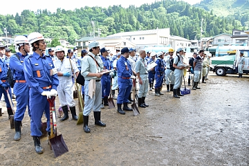 「消防団や建設業協会などが復旧作業」の画像