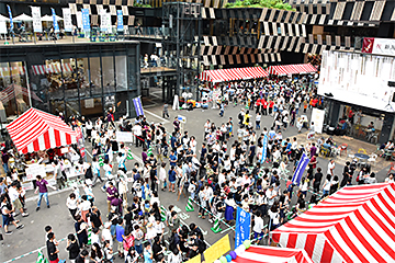 「各店の前はあっという間に長蛇の列」の画像