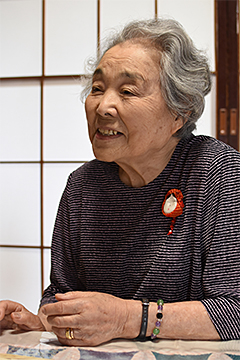 「空襲体験を語り継ぐ山田文さん」の画像