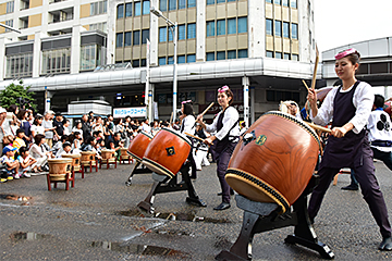 「総勢約120人で演奏した悠久太鼓」の画像