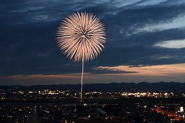 「慰霊の花火「白菊」」の画像