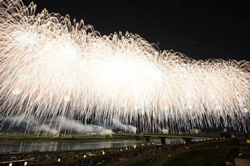 「「米百俵花火・尺玉100連発」」の画像