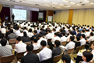 「市内企業関係者など240人が参加」の画像