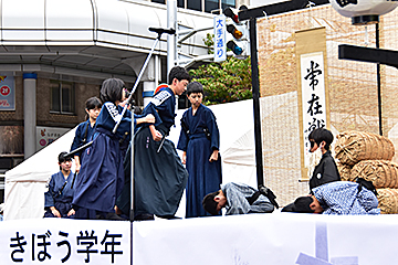 「阪之上小学校の6年生は英語で米百俵の劇を披露」の画像