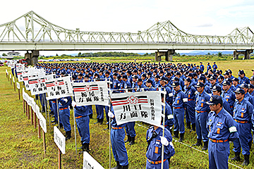 「初の合同消防演習を信濃川河川敷で実施」の画像
