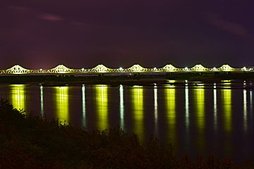 「ライトアップした長生橋」の画像