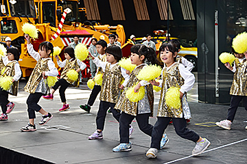「激励に訪れた子どもたちによるダンス」の画像