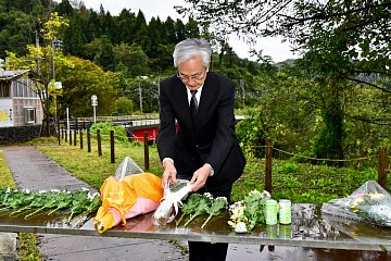 「磯田市長が献花」の画像
