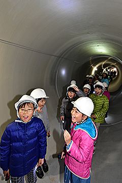 「雨水貯留管内を子どもたちが“探検”」の画像