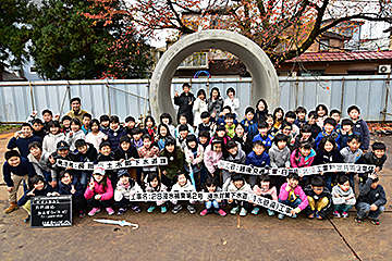 「背伸びをして大きさを実感」の画像