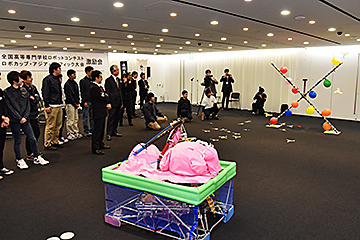 「磯田市長を訪問しロボットの性能を披露」の画像