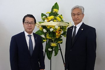 「丸山市議会議長とともに献花」の画像