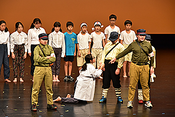 「希望が丘小学校6年生が劇を披露」の画像