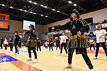 「試合前には子どもたちが甲冑姿でダンス」の画像