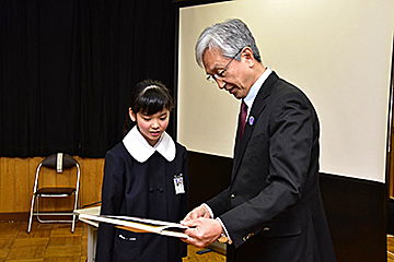 「磯田市長が紙芝居を贈りました」の画像