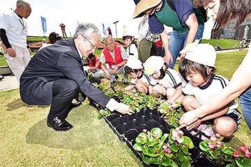 「「長岡の花づくりは県内で一番」と語る磯田市長」の画像