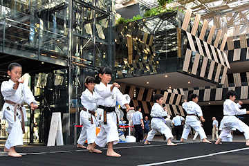 「悠空会の選手が空手演武を披露」の画像