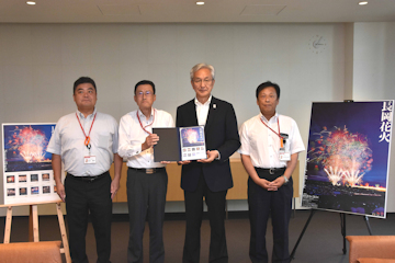 「贈呈式で磯田市長は「「長岡花火のPRになる」と感謝を伝えました」の画像