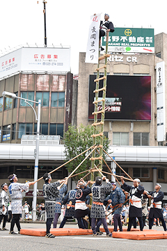 「長岡鳶工業協同組合による梯子乗り」の画像