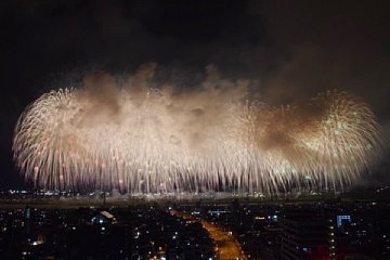 「米百俵花火・尺玉100連発」の画像