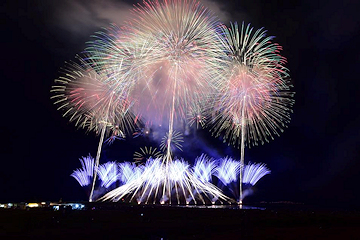 「夜空と日本海に映し出される大輪の華」の画像1