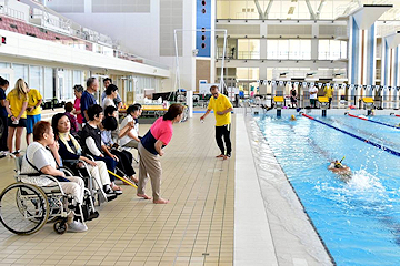 「市内の障害のある水泳選手が練習を見学」の画像1