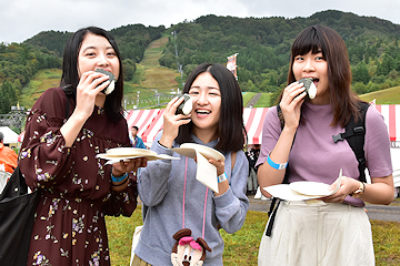 「長岡の食を楽しめるコーナーも大人気」の画像
