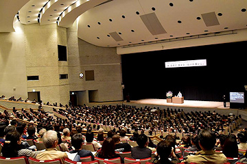 「参加者は熱心に聞き入っていました」の画像