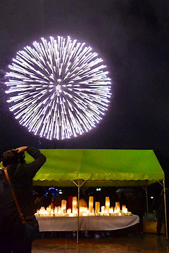 「信濃川河川敷で花火を打ち上げ」の画像