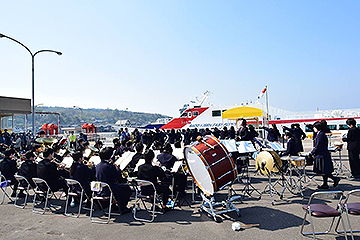 「寺泊中学校吹奏楽部が演奏で盛り上げました」の画像