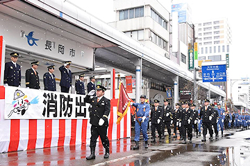 「一斉放水と分列行進」の画像2