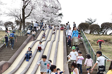 「大人気のロング滑り台」の画像