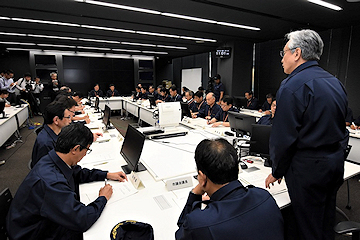 「地震の被害状況を報告」の画像