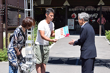 「記念すべき5万人目となった浅輪雅久さん」の画像