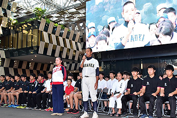 「選手代表の安藤さやかさんと小黒拓巳さん」の画像