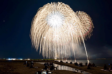 「海上大花火大会を開催」の画像