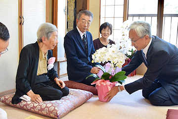 「お祝い状と記念の花を贈りました」の画像1