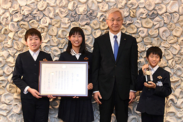「神田小学校の児童3人が受賞報告に来訪」の画像