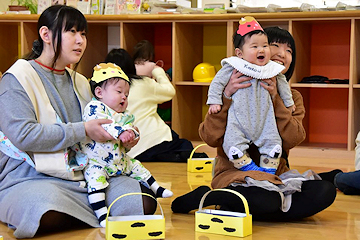 「ちびっこ広場で豆まき」の画像1