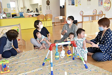 「子育ての駅開館中」の画像