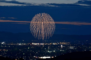 「新型コロナウイルス感染症犠牲者の慰霊と早期終息を祈願する花火」の画像