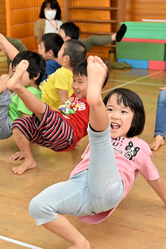 「脚を上げたり」の画像