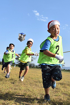 「中之島中央小学校の児童が大凧上げを体験」の画像